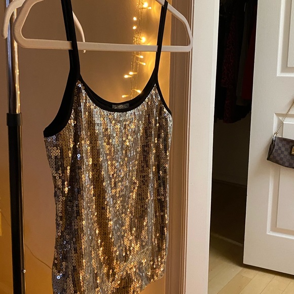 I wore this once in a suit. It doesn't fit me now. Small, very soft material. - Picture 5 of 5